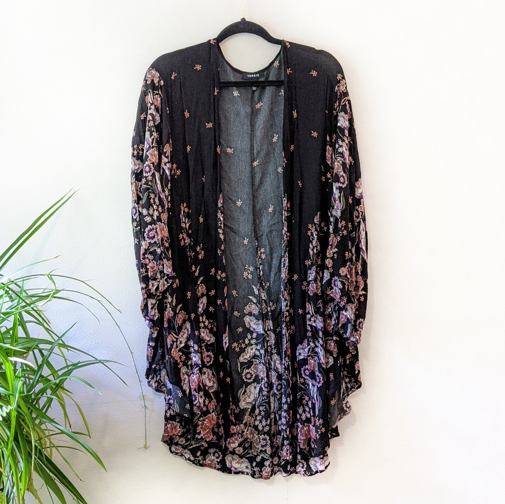 Torrid 3/4X black floral kimono